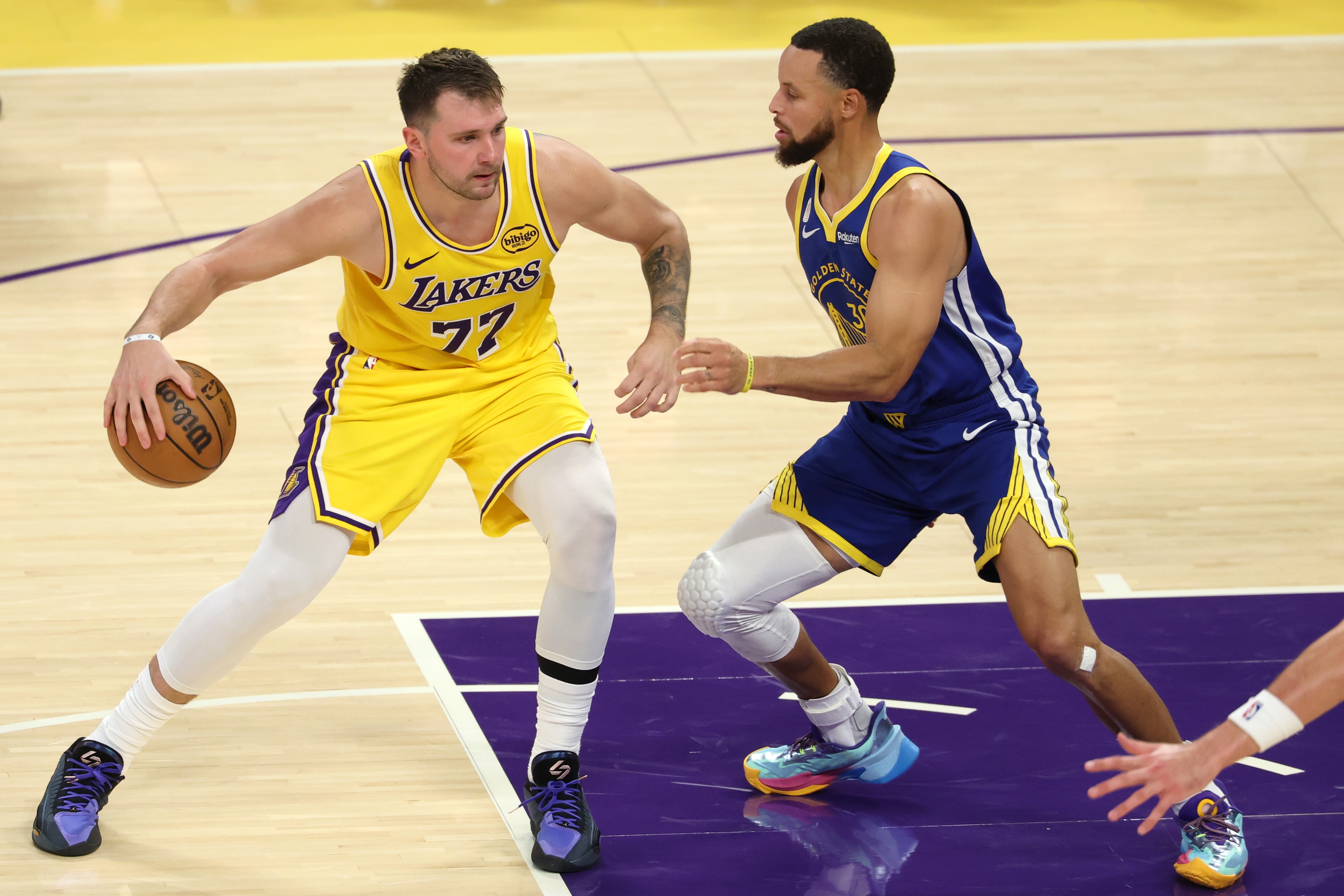 新阵容首次接受检验！湖人季前赛北京时间10月7日客场挑战勇士