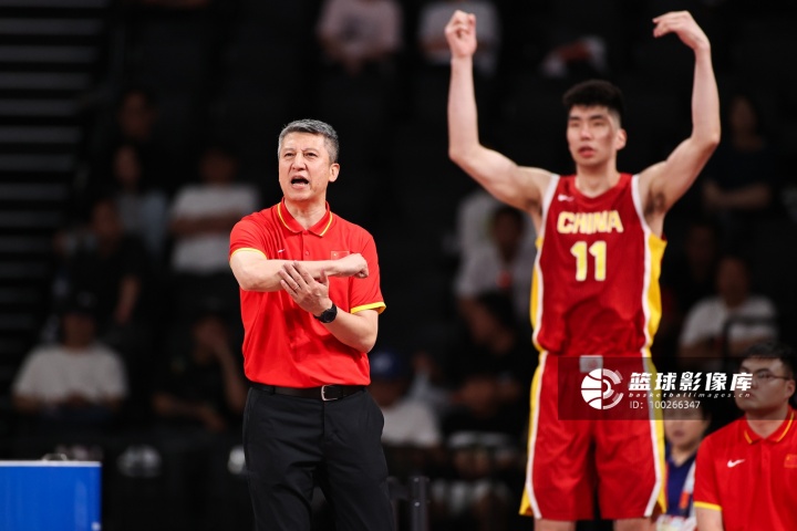 媒体人：郭士强在场边指挥真有激情 攻防两端的提醒也确实很到位