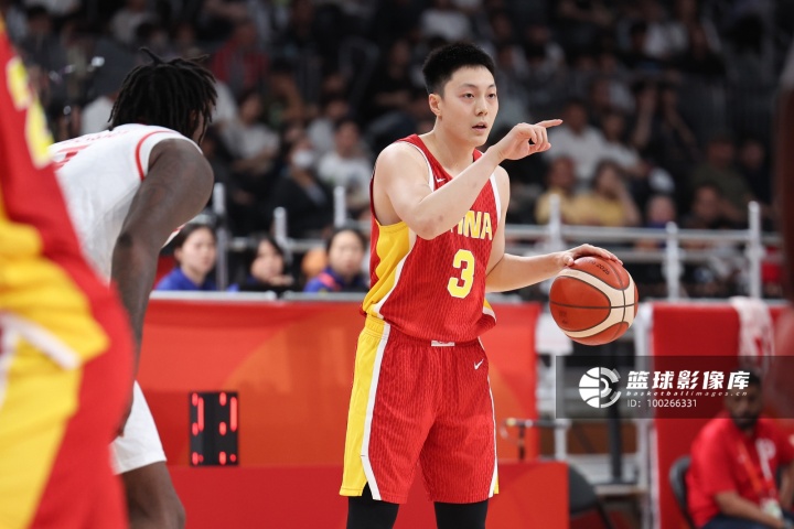 媒体人：锋线告急胡明轩客串三号位攻防拼尽全力 尽显队长担当
