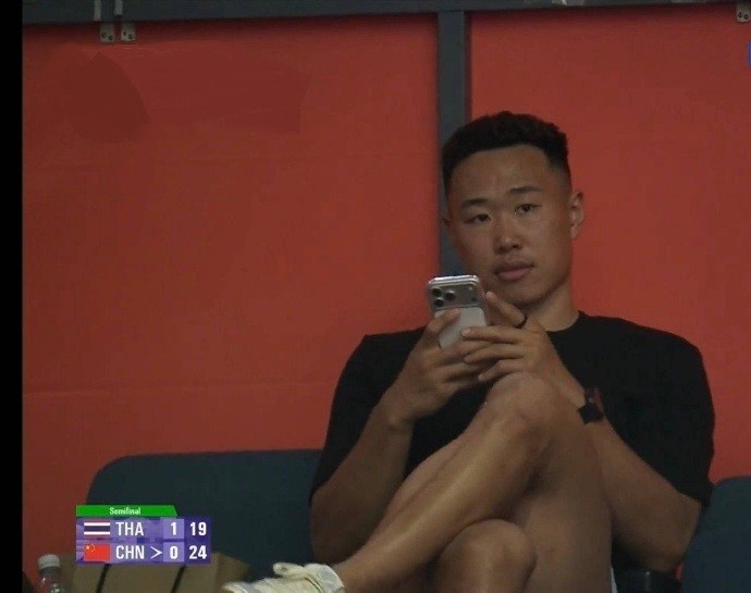 上赛季MVP！贺希宁现场观战亚运会女排半决赛中国VS泰国的比赛